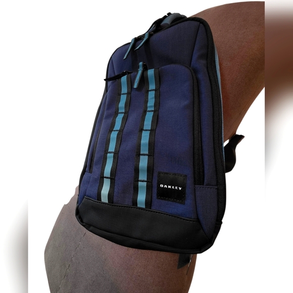 Oakley Utility One Shoulder Bag 921432 Mens Foggy Blue NWT - Picture 11 of 14